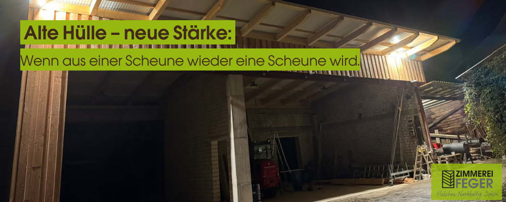 Sanierte Scheune mit moderner Holzfassade und neuer Dachkonstruktion – nachts beleuchtet, im Vordergrund offene Einfahrt, im Hintergrund altes Mauerwerk sichtbar. Beispiel für eine gelungene Sanierung landwirtschaftlicher Bausubstanz.