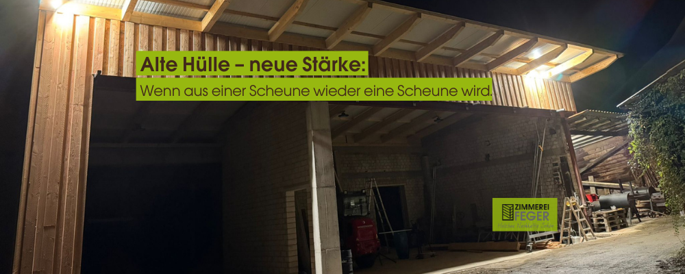 Sanierte Scheune mit moderner Holzfassade und neuer Dachkonstruktion – nachts beleuchtet, im Vordergrund offene Einfahrt, im Hintergrund altes Mauerwerk sichtbar. Beispiel für eine gelungene Sanierung landwirtschaftlicher Bausubstanz.