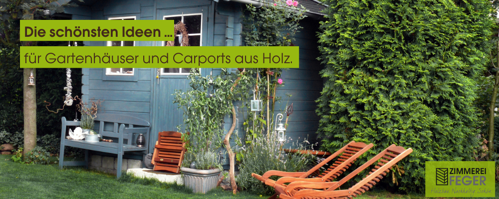 Holz-Gartenhaus mit Holzliegen in einem Garten mit altem Baumbestand