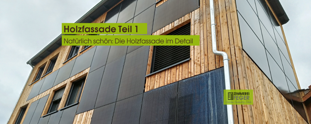 Dreigeschossiges Gebäude mit moderner Holzfassade in vertikaler Verschalung aus naturbelassenem Holz kombiniert mit dunklen Solarpaneelen und Fassadenelementen. Gut sichtbar sind Fenster, Dachrinne, Photovoltaikflächen sowie die handwerklich präzise Umsetzung der Fassadenkonstruktion durch die Zimmerei Feger.
