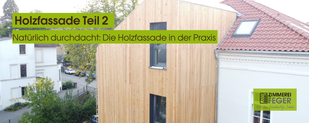 Das Foto zeigt die Giebelseite eines Hauses mit einer vertikal verschalten Holzfassade aus hellem, naturbelassenem Holz. Links im Bild ist die Nachbarbebauung erkennbar, rechts schließt sich ein saniertes Bestandsgebäude mit weißem Putz und rotem Ziegeldach an. Unten rechts befindet sich das Logo der Zimmerei Feger mit dem Claim „Holzbau. Nachhaltig. Schön.“. In das Bild eingeblendet ist ein grüner Infoblock mit der Aufschrift: