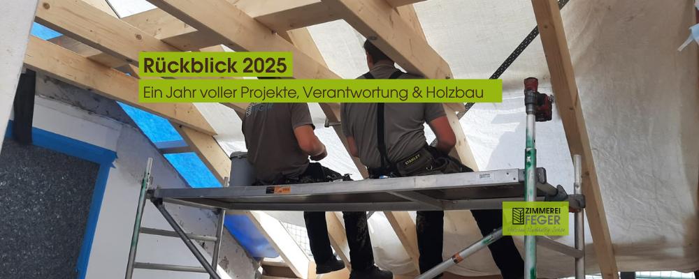 Zwei Zimmerer der Zimmerei Feger arbeiten auf einem Gerüst am Dachstuhl. Sichtbare Holzbalken, laufende Montage und echtes Handwerk im Bestand.