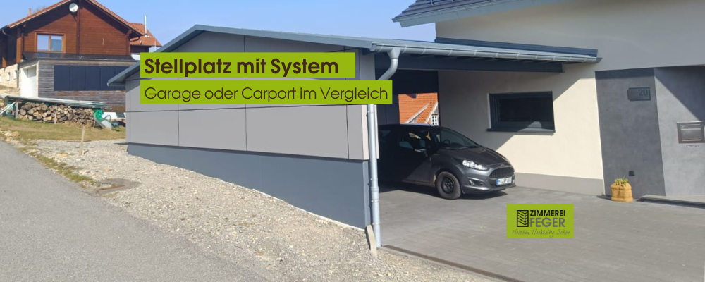 Modern gestalteter Carport mit Flachdach, angebaut an ein Einfamilienhaus. Im Carport steht ein geparktes Fahrzeug. Die Konstruktion besteht aus Holz und passt sich harmonisch an die Architektur des Hauses an. Im Vordergrund ist eine gepflasterte Zufahrt sichtbar, im Hintergrund weitere Wohnhäuser.