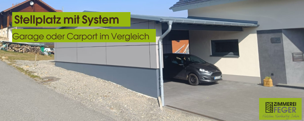 Modern gestalteter Carport mit Flachdach, angebaut an ein Einfamilienhaus. Im Carport steht ein geparktes Fahrzeug. Die Konstruktion besteht aus Holz und passt sich harmonisch an die Architektur des Hauses an. Im Vordergrund ist eine gepflasterte Zufahrt sichtbar, im Hintergrund weitere Wohnhäuser.