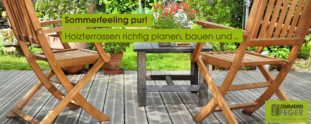 Holzterrasse im Sommer