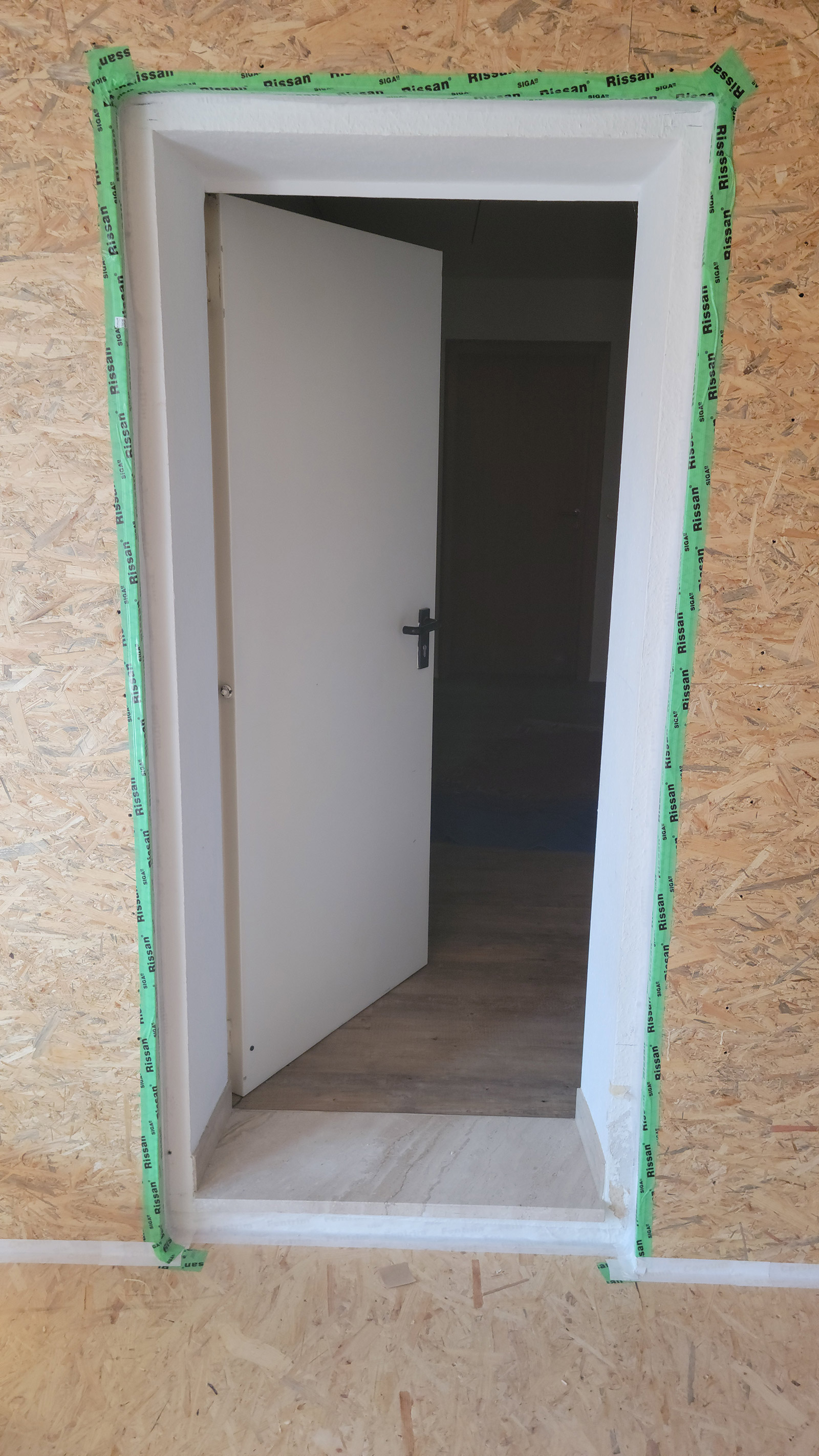 Weiße Tür im Innenausbau