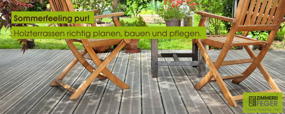 Holzterrasse im Sommer