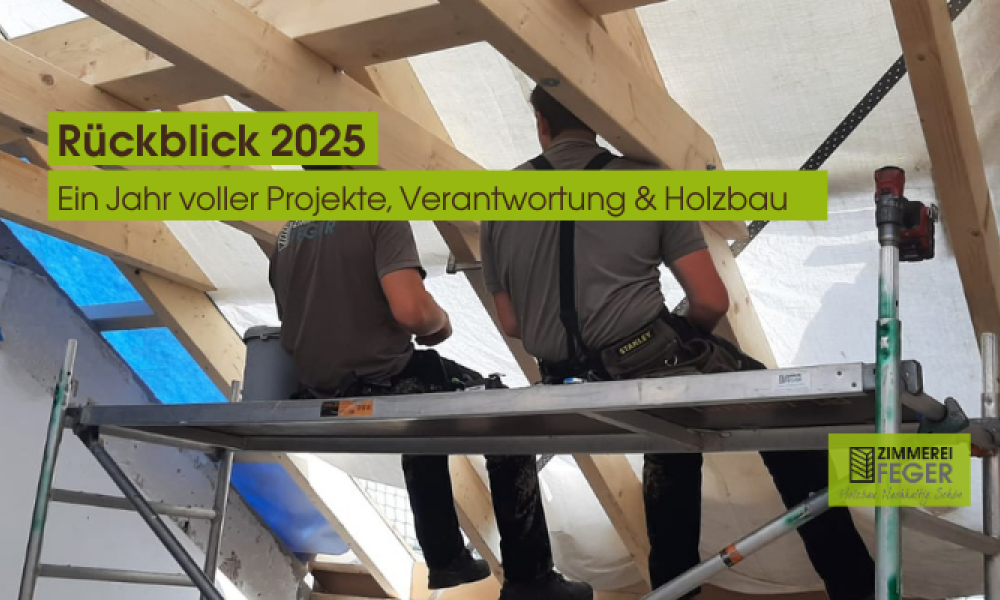 Zwei Zimmerer der Zimmerei Feger arbeiten auf einem Gerüst am Dachstuhl. Sichtbare Holzbalken, laufende Montage und echtes Handwerk im Bestand.