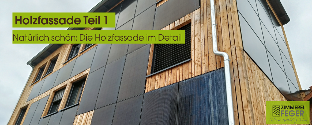Dreigeschossiges Gebäude mit moderner Holzfassade in vertikaler Verschalung aus naturbelassenem Holz kombiniert mit dunklen Solarpaneelen und Fassadenelementen. Gut sichtbar sind Fenster, Dachrinne, Photovoltaikflächen sowie die handwerklich präzise Umsetzung der Fassadenkonstruktion durch die Zimmerei Feger.