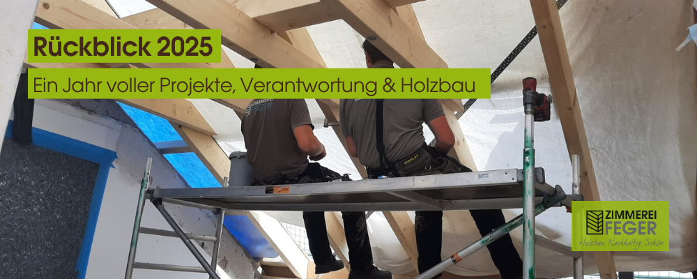 Zwei Zimmerer der Zimmerei Feger arbeiten auf einem Gerüst am Dachstuhl. Sichtbare Holzbalken, laufende Montage und echtes Handwerk im Bestand.