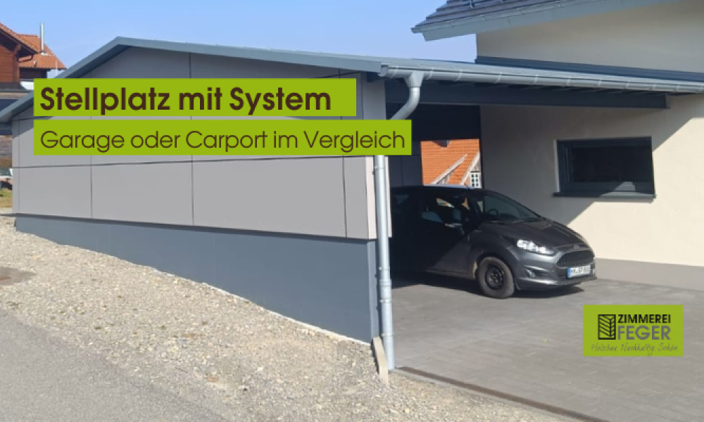 Modern gestalteter Carport mit Flachdach, angebaut an ein Einfamilienhaus. Im Carport steht ein geparktes Fahrzeug. Die Konstruktion besteht aus Holz und passt sich harmonisch an die Architektur des Hauses an. Im Vordergrund ist eine gepflasterte Zufahrt sichtbar, im Hintergrund weitere Wohnhäuser.