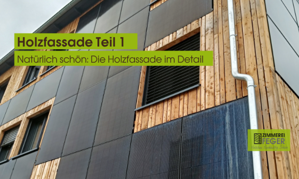 Dreigeschossiges Gebäude mit moderner Holzfassade in vertikaler Verschalung aus naturbelassenem Holz kombiniert mit dunklen Solarpaneelen und Fassadenelementen. Gut sichtbar sind Fenster, Dachrinne, Photovoltaikflächen sowie die handwerklich präzise Umsetzung der Fassadenkonstruktion durch die Zimmerei Feger.