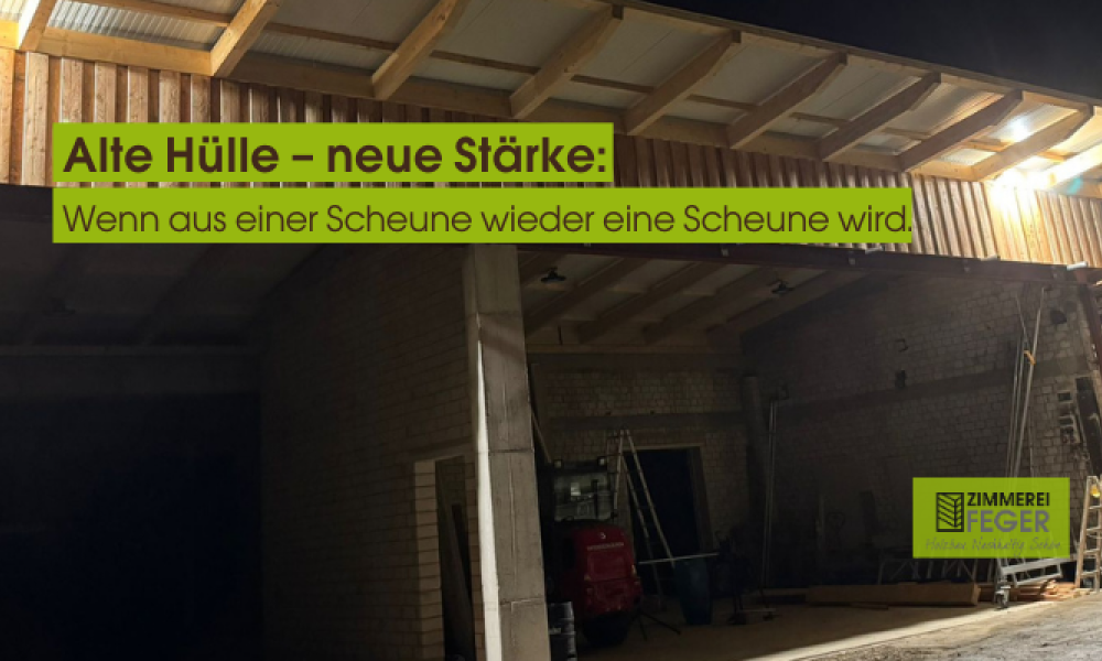Sanierte Scheune mit moderner Holzfassade und neuer Dachkonstruktion – nachts beleuchtet, im Vordergrund offene Einfahrt, im Hintergrund altes Mauerwerk sichtbar. Beispiel für eine gelungene Sanierung landwirtschaftlicher Bausubstanz.