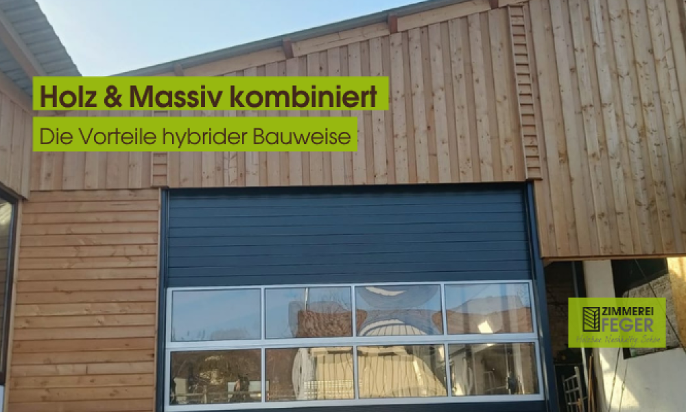 Frontansicht eines Gebäudes in hybrider Bauweise: Massive Bauteile aus Beton und Mauerwerk im unteren Bereich, kombiniert mit einer modernen Holzfassade im oberen Bereich. Große Fensterflächen und ein Sektionaltor deuten auf eine Gewerbe- oder Lagernutzung hin. Die Fassade zeigt den fließenden Übergang zwischen Massiv- und Holzbau. In der linken Bildhälfte reflektieren Fenster die umliegende Umgebung