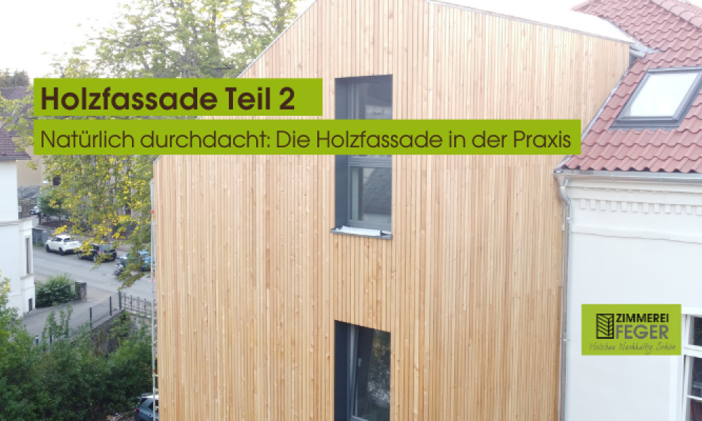 Das Foto zeigt die Giebelseite eines Hauses mit einer vertikal verschalten Holzfassade aus hellem, naturbelassenem Holz. Links im Bild ist die Nachbarbebauung erkennbar, rechts schließt sich ein saniertes Bestandsgebäude mit weißem Putz und rotem Ziegeldach an. Unten rechts befindet sich das Logo der Zimmerei Feger mit dem Claim „Holzbau. Nachhaltig. Schön.“. In das Bild eingeblendet ist ein grüner Infoblock mit der Aufschrift: